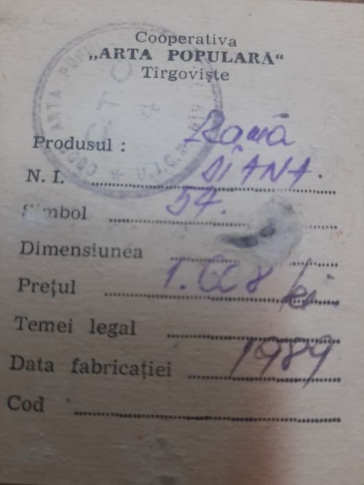 Oglinda cu rama din lemn.