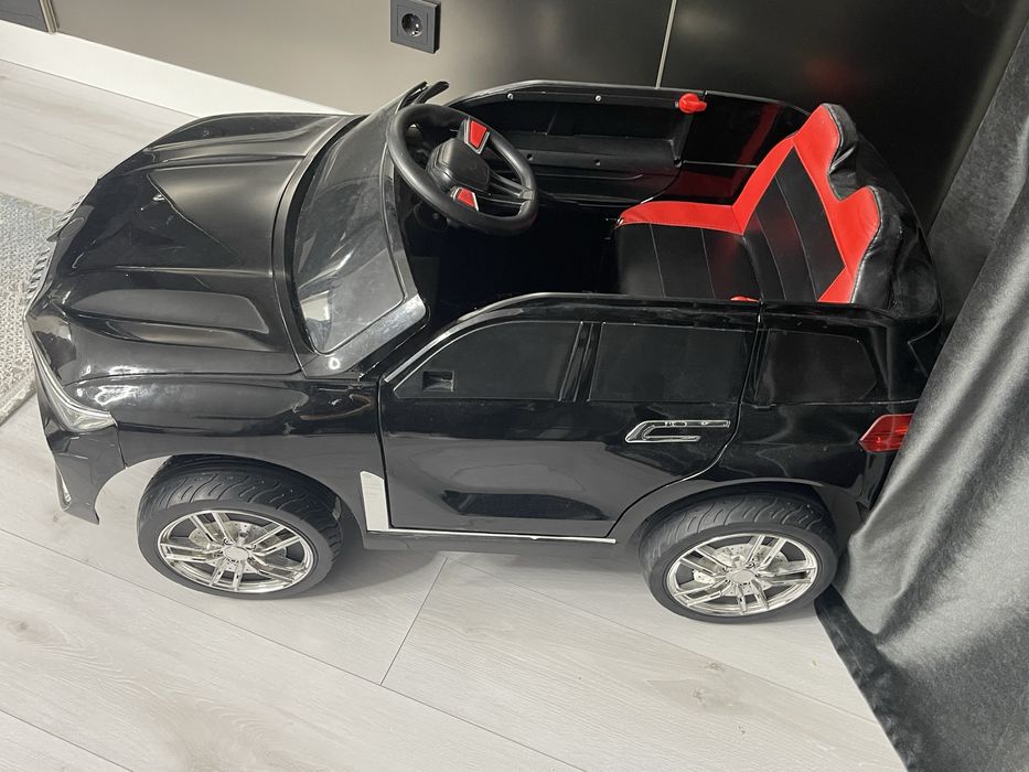 Машинка для детей едим сама с пультом