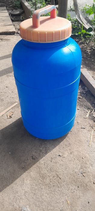 Пластмассовая бочка с крышкой