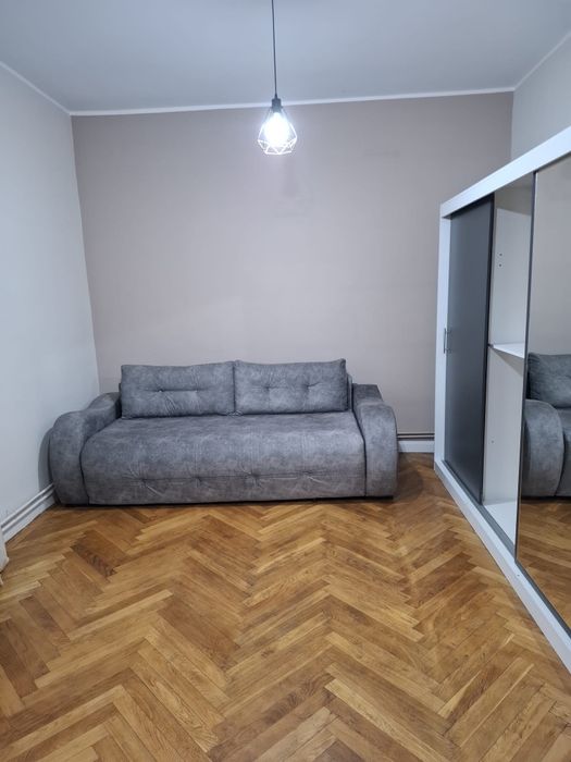 Ofer spre închiriere ap. 3 camere pe str. Sărărie, vizavi de facultatea de Arte și la 4 minute de mers pe jos până la parcu Copou!