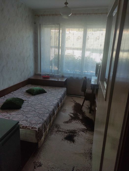 Продават се първи и трети етаж от къща