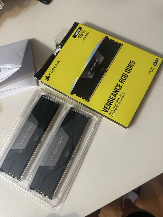 16GB RAM corsair vengeance DDR5 CL40
