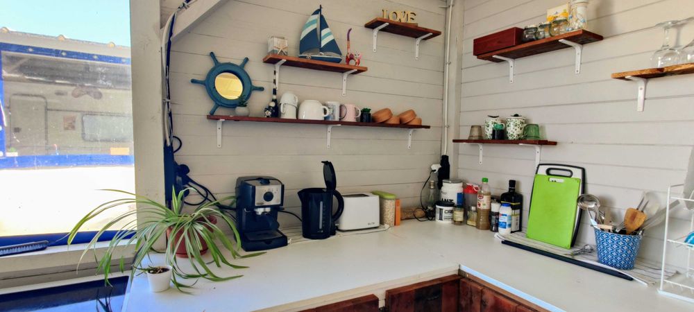 Каравана под наем в къмпинг Китен на метри от водата и пясъка