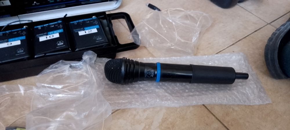 Продавам комплект безжични микрофони -3броя диадема и един нормален