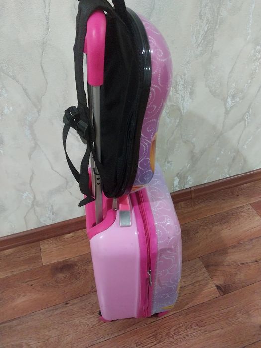 Продам чемодан детскийб