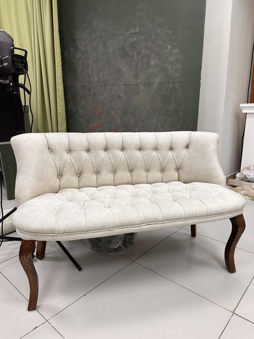 Диван в бежевом цвете