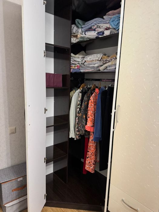 Продам угловой плательный шкаф