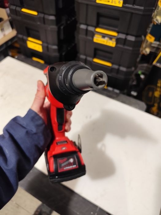 Акумулаторен безчетков винтоверт за гипсокартон Милуоки Milwaukee + 2A