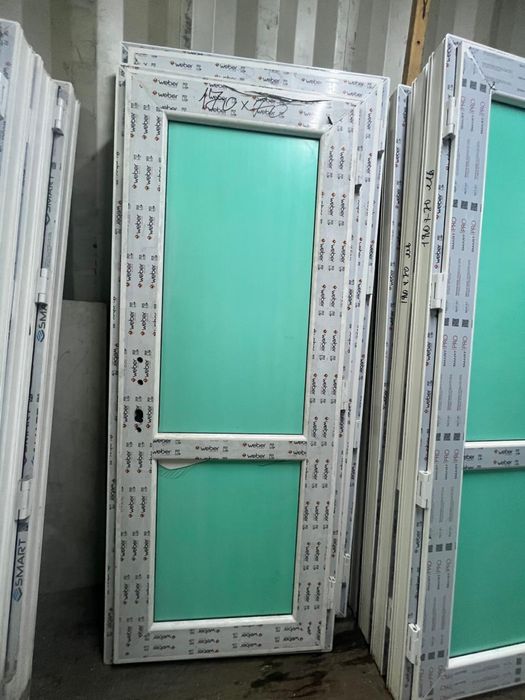 Пластиковая дверь