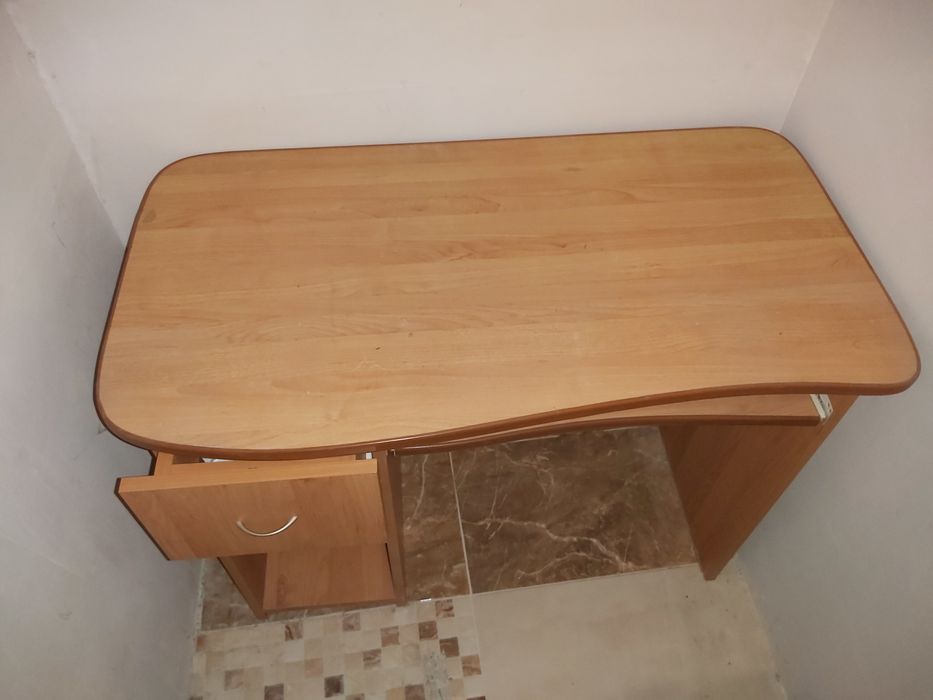 Продавам бюро в добро състояние цена 70 лв.
55 см × 75 см × 100 см