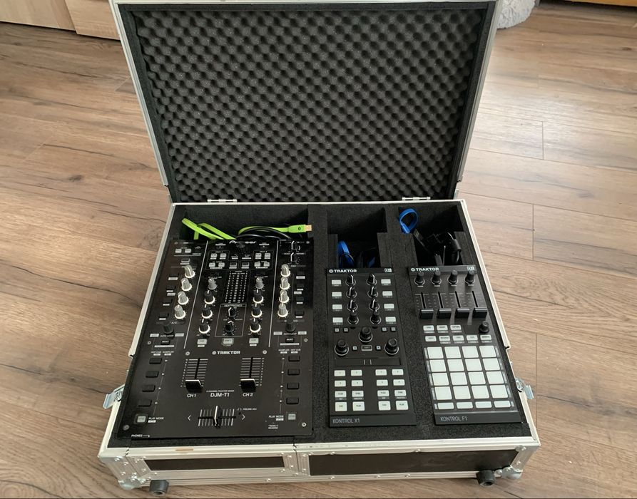 Mixer Pioneer DJM T1-Traktor cu Flightcase