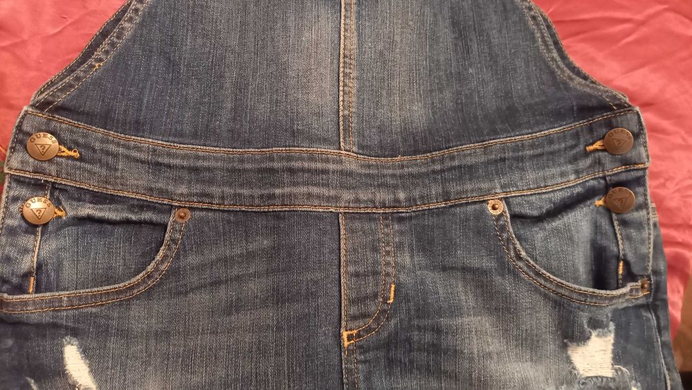 Нов оригинален дамски дънков гащеризон Guess M размер,но отговаря на С