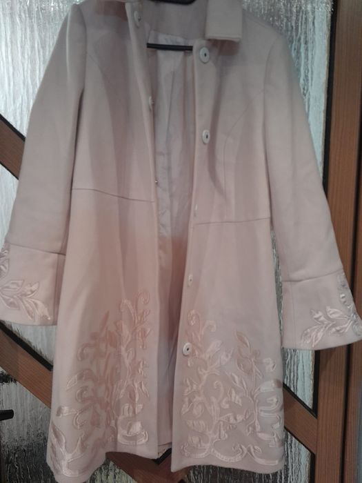 Palton zara, cu aplicații aurii brodate