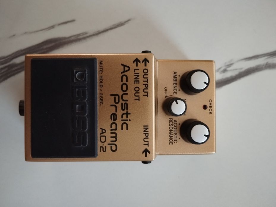 Педали эффектов в открытой коробке