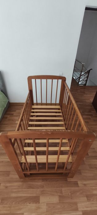 Детская кроватка с маятником