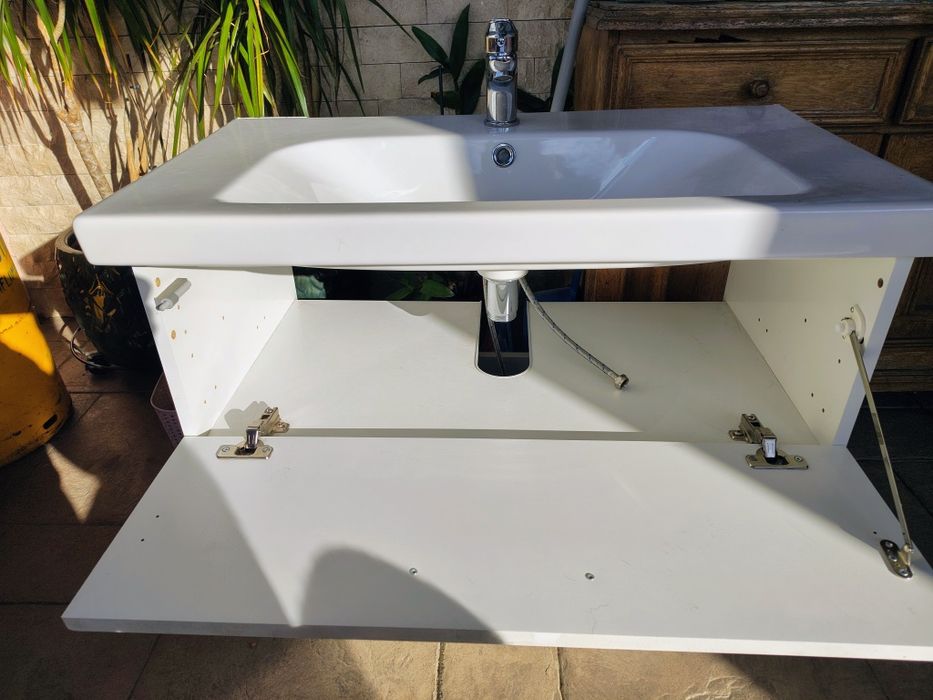 Vând chiuveta nouă cu baterie și corp de mobilă adaptat