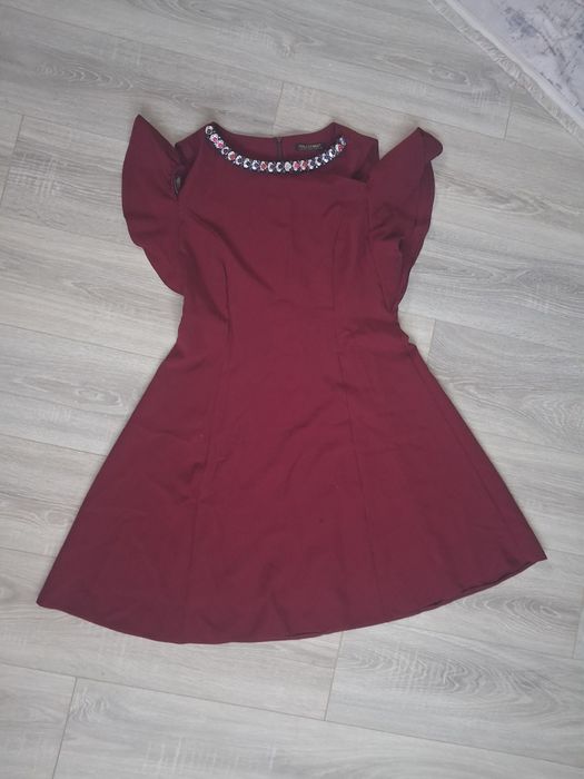 De vânzare,purtate de maxim 2 ori.                        Mărimi,L,XL.