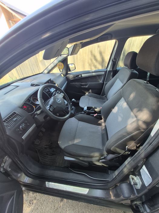 Vând Opel Zafira
