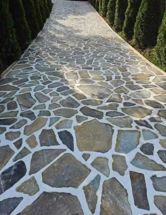 Piatră de munte și râu