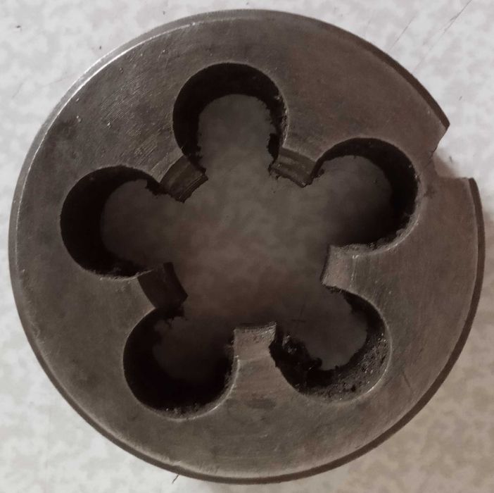 Плашка М24 для внешней резьбы