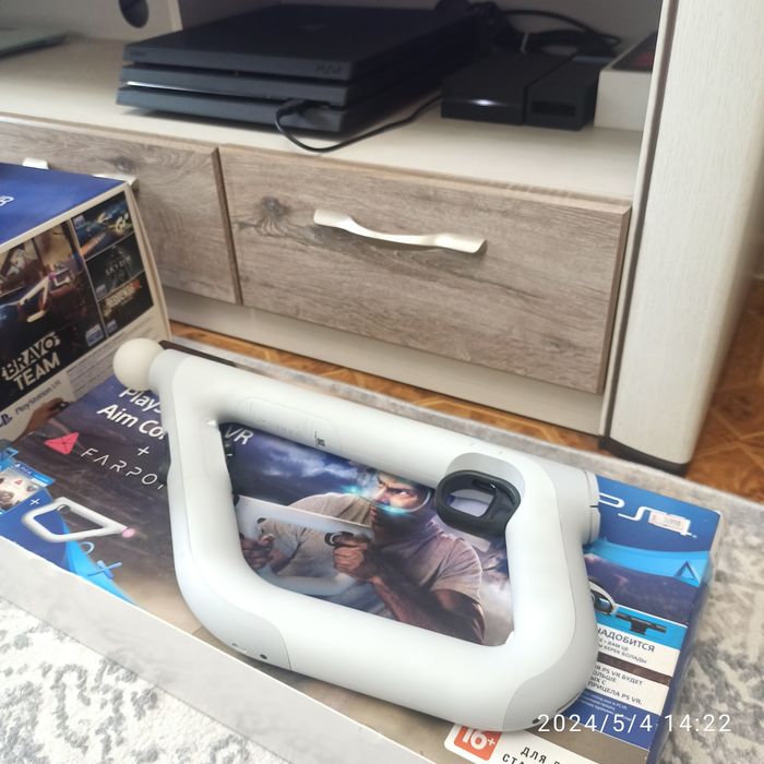 PS4 Pro 1 TB + Sony VR + Aim Controller