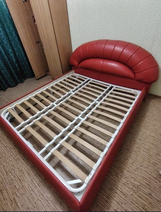 Двуспальная кровать