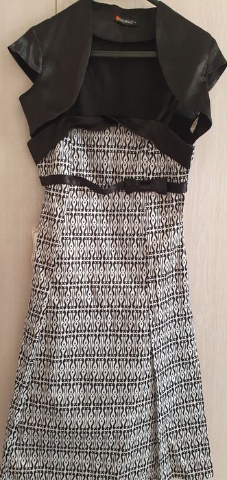 Платье и сарафан чуть выше колен, качество отличное. Из Америки,.