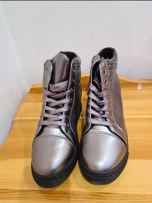 Чисто нови кецове