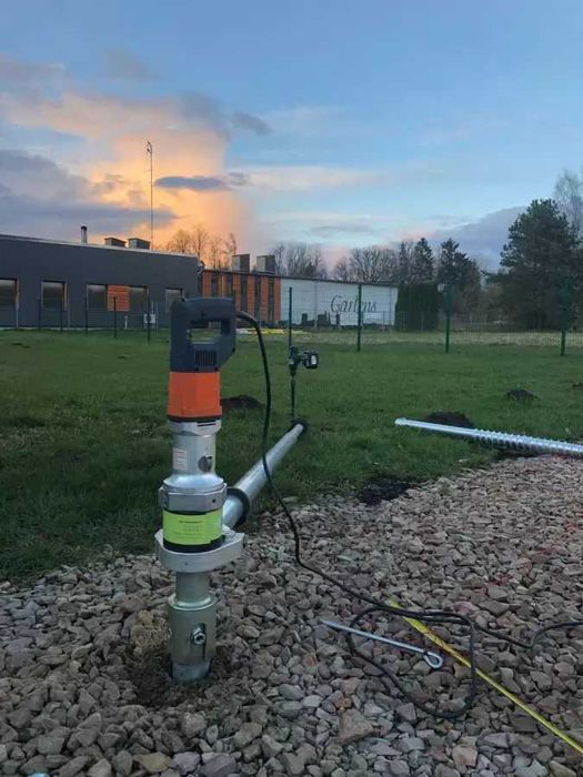 Montan Pilonii Foranti pentru Fundatii sau Constructii Usoare