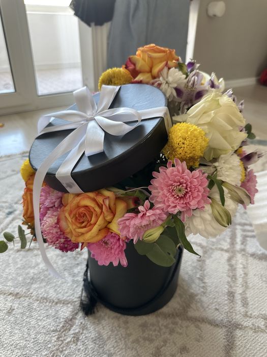 Свежие цветы в стильной коробке