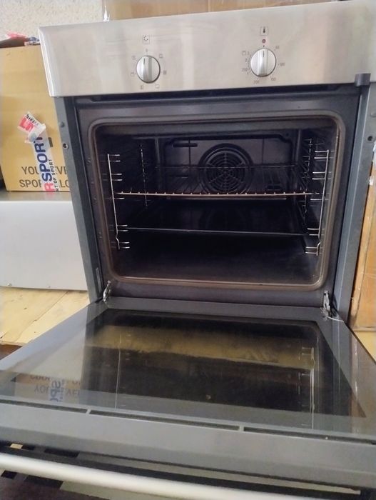 Cuptor electric Bosch și plita pe gaz