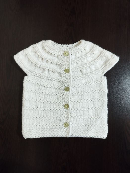 Ръчно плетени бебешки терлички и жилетки
