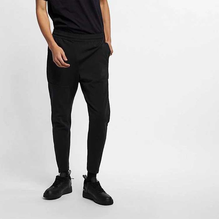 Продавам долнище Nike-NSW Sportswear Tech Pack AR1550-010 размер L