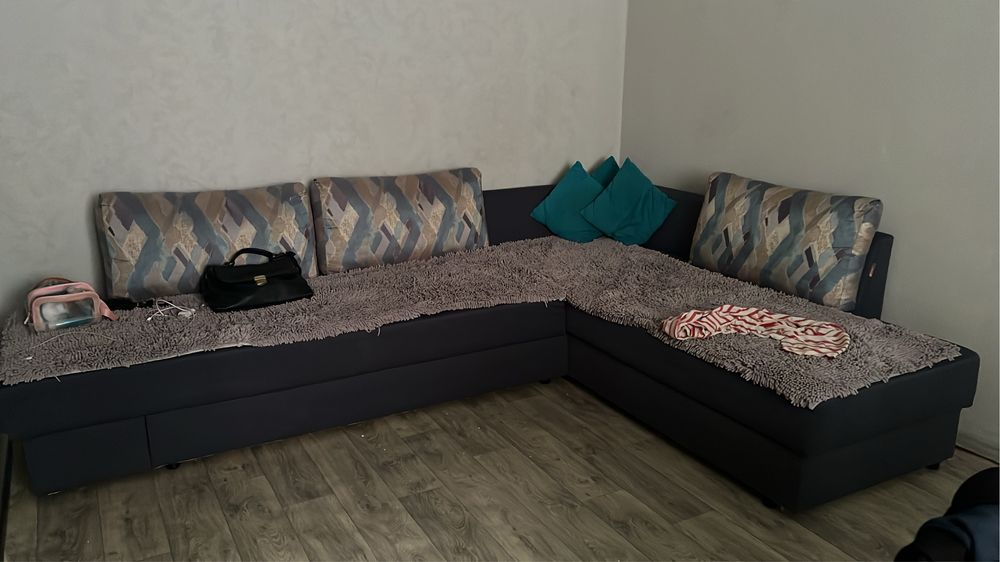 Угловой выдвижной диван в отличном состояний