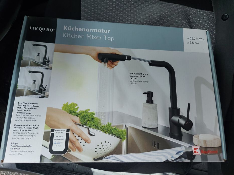 Стоящ смесител за кухня с изтегляне на шлауха.