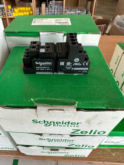 Soclu Releu Schneider RXZE2M114 4CO 14 Pini 10 A 300 VAC