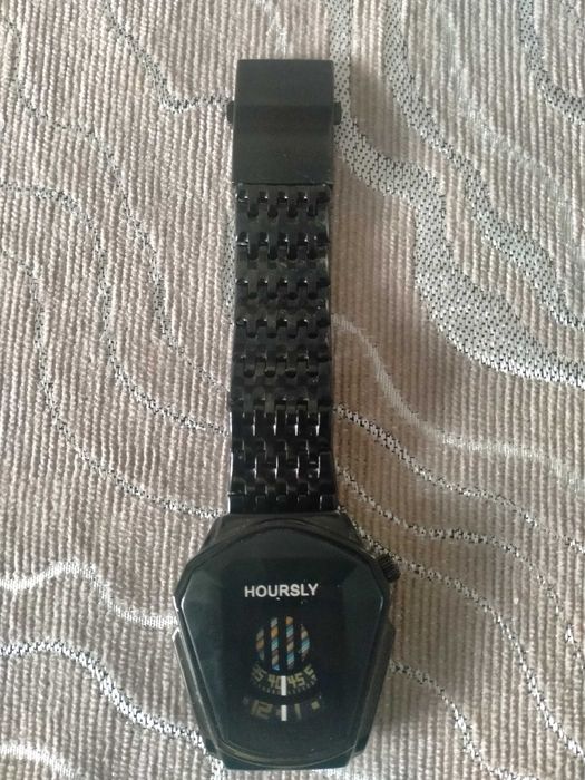 Продам часы HOURSLY.