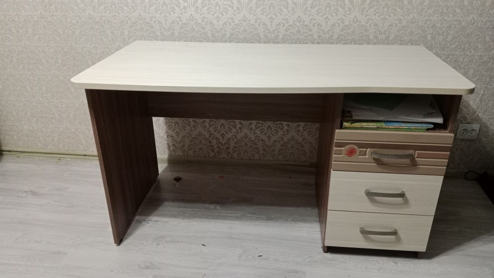 Продам ученический стол, кровать