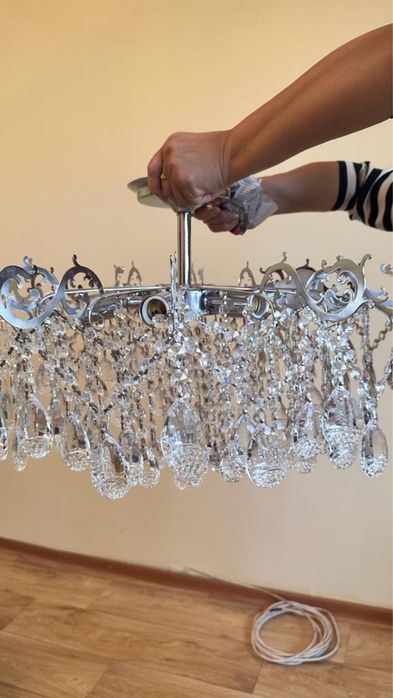 Продам люстру