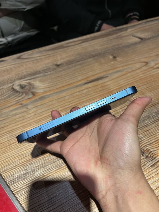 В продаже айфон 13 синего цвета, цена на день