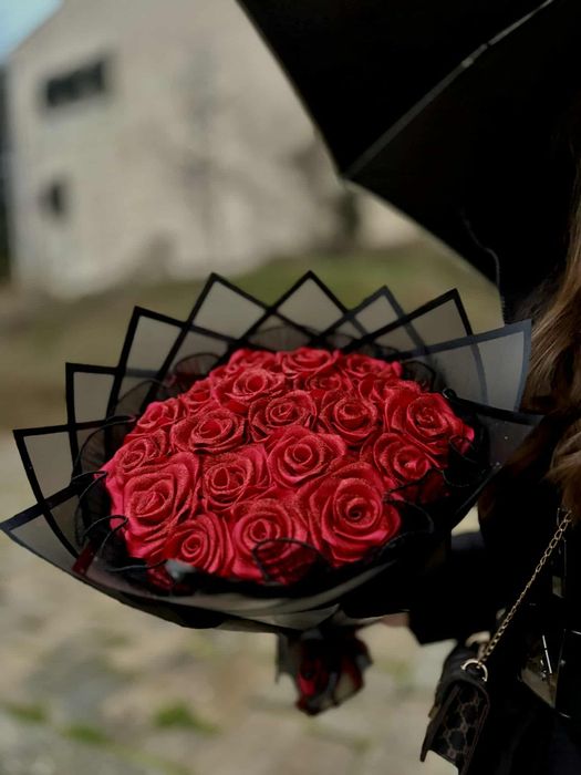 Сатенени рози, които не увяхват – защото истинските емоции са вечни.