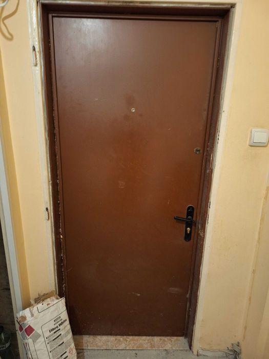 Входна метална врата