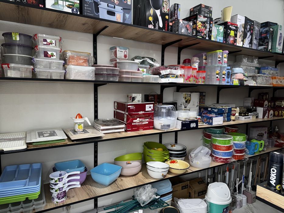 Стеновые стелажи и полки