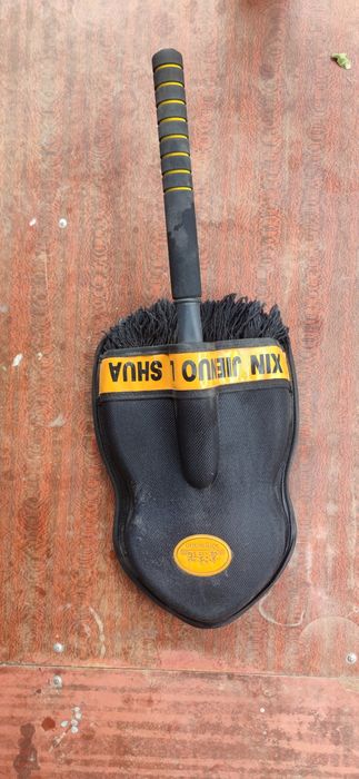 Avtomobil chang artish uchun cho'tka.