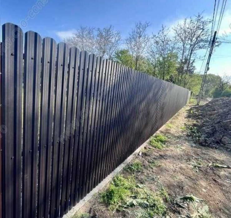 Suntem meseriași de făcut garduri din plasă bordurată sau din șipcă metalică