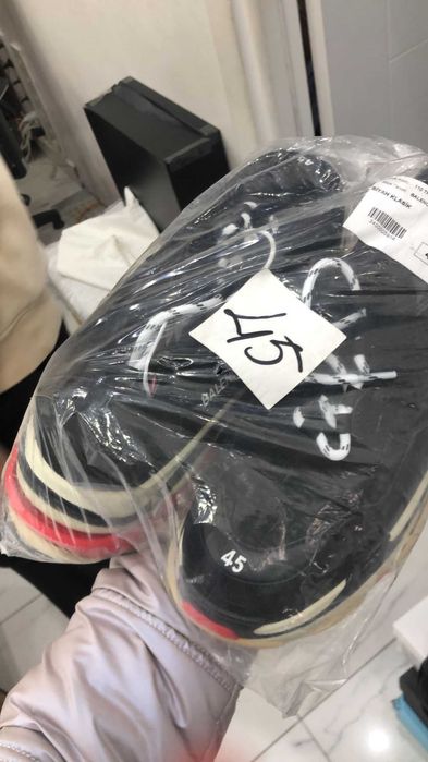 Vând adidași balenciaga  45