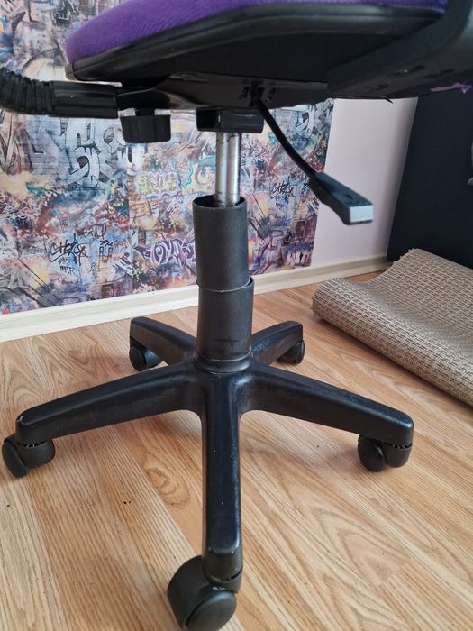 Стол на колелца с облегалка