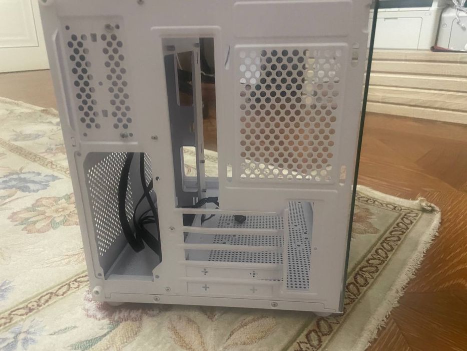 Белый корпус для компьютера