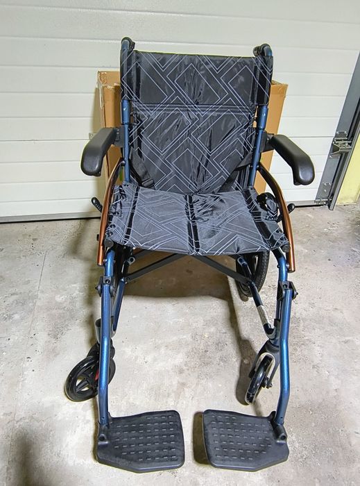 Scaun pliabil nou pt. persoane cu dizabilitati