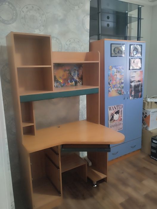 Продам компьютерный стол с шифоньером